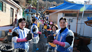 고려아연 임직원, 대한적십자사와 ‘사랑의 연탄나눔’ 봉사 전개