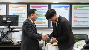 하윤수 부산교육감, 가천효행대상 장희수 학생 찾아 격려