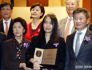 한강 “2024년 계엄상황 충격…과거로 돌아가지 않길 바란다”