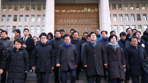 민주당, 의원총회 후 시민들에 90도 인사