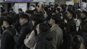 ‘尹탄핵’ 표결 전 여의도 대규모 집회…9호선, 의사당역·여의도역 무정차 통과