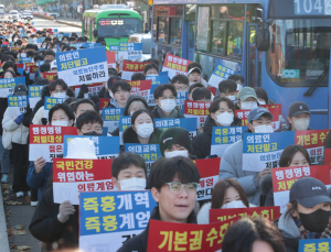 사직 전공의들, 계엄 포고령에 길거리로…‘계엄법에 따라 처단한다’ 강력 비난