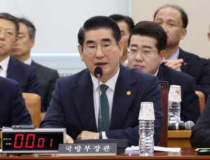 ‘비상계엄 건의’ 김용현, 구속 후 첫 검찰 조사