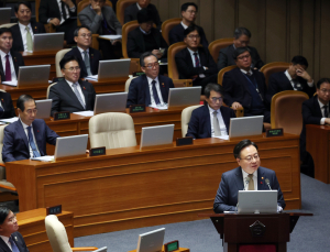 ‘계엄 국무회의 참석’ 조규홍 복지부 장관 檢 소환…“성실히 응할 것”