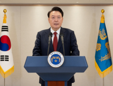 尹, 탄핵안 가결 이후 상황 대비…헌재 직접 출석·재판 생중계 요청 등 검토