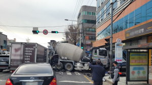 부산 공사현장 인근서 레미콘 차량 등 7중 추돌사고···6명 부상