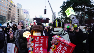 우리도 질 수 없지…딸 응원봉 빌려 나온 5060