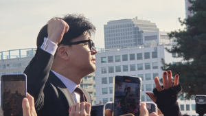 ‘떠나는’ 한동훈, 배웅하는 지지자들 향해 “여러분을 지키겠다”