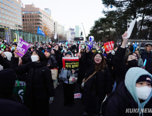 “윤석열 탄핵하라” “결사 반대”…광화문도 헌재 홈피도 혼란