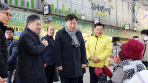 김관영 전북지사, 전통시장 찾아 ‘민생경제 안정’ 현장 행보