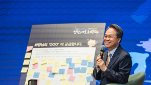 진옥동 신한금융 회장 “셀프 리더십 갖춘 진정한 프로 되길“