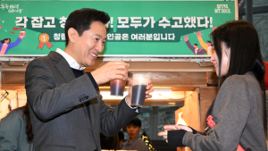 출근길 서울시 직원 마중 나온 오세훈…“청렴도 1등, 직원들 덕분”