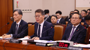 ‘이재명은 안 돼’ 현수막 불허 조치 따지자…선관위 “섣부른 결정” 잘못 인정