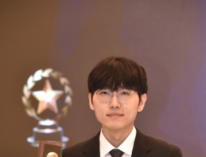 ‘세계 1위’ 신진서 5년 연속 최우수기사 선정 [바둑]