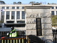 서류 제출 없어도 기일은 예정대로…尹 첫 탄핵심판 시작
