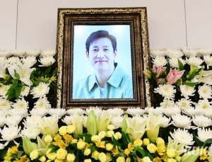 故 이선균 1주기, 여전한 그리움…송중기 “너무나 사랑하는 형”