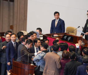 아수라장된 본회의장…한덕수 탄핵안에 與 반발 [쿠키포토]