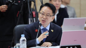 탄핵 표결 대신 ‘미국행’…김문수 민주당 의원 뭇매