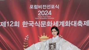 이선영 한복 패션쇼서 단아한 한복 자태 보여준 시니어모델 서지현
