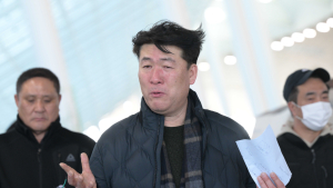 ‘제주항공 참사’ 희생자 격납고에 방치한 ‘정부’…유가족 “꿀 발린 말로 속여”