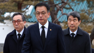 최상목 권한대행, 현충원 참배…“민생·국정안정에 온 힘 다할 것”