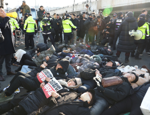 尹관저 앞 지지자들 누워 시위…경찰 강제해산·2명 연행
