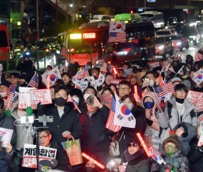 ‘尹 관저’ 앞  탄핵반대 외치며 늦은 밤까지 시위