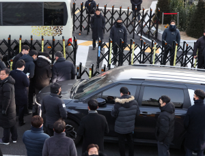 [속보] 공수처 수사관들, 차에서 내려 관저 진입 시도...경호처와 협의