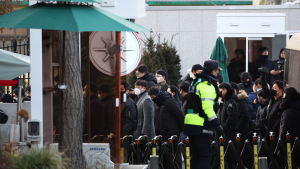 [속보] 공수처 수사관, 차량에서 내려 걸어서 관저 진입…체포영장 집행 시작