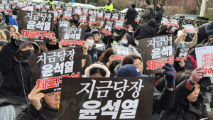 “공관 문 열라” “공수처 막아라” 밤샘 경쟁 돌입한 찬반 시위대