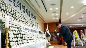 [포토]제주항공 참사 합동분향소 찾은 이상호 태백시장