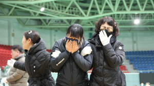오열하는 고 이영도 대원 유가족들