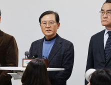 윤갑근 변호사 “대통령 도피설은 악의적…어제도 공관에서 만났다”