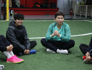 풋살장으로 간 탁구 황제…유승민 후보, 지소연 등 女축구 선수와 소통