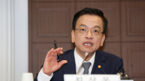 ‘정치 불개입’ 최상목, 尹체포영장에 “물리적 충돌 없어야”