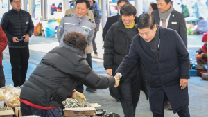 이상근 고성군수, 지역 경제 살리기 위해 전통시장 방문