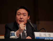 ‘직무정지’ 尹, 일 안해도 매달 2183만원…연봉 인상까지