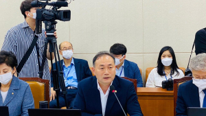 나훈아 발언에 발끈한 정치권, 비판 수위 높아져