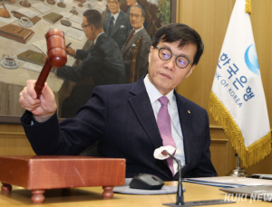 한은 금통위 “환율 변동성 증대, 기준금리 동결 주요 요인” 