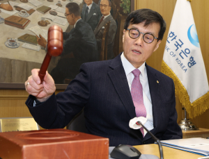 이창용 한은 총재 “지금은 불확실성 살필 때” [일문일답]