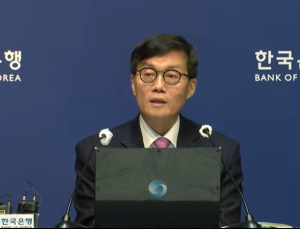기준금리 동결, ‘경제’보다 ‘정치’ 리스크 우려했다