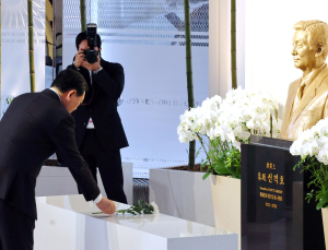 롯데 신격호 창업주 5주기 추모식…신동빈 회장 헌화