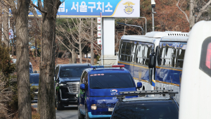 윤 대통령, 구속영장심사 출석 위해 서부지법으로 출발…호송차 탑승