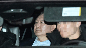 尹 구속에 정치권…“민주주의 승리” vs “매우 유감”