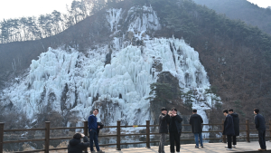 영주시, 겨울철 빙벽으로 변신한 용혈폭포 관광객 유치