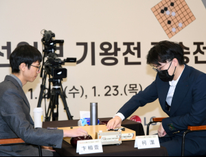 ‘호구’ 놓친 변상일, LG배 결승서 커제에 ‘역전패’