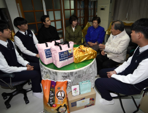 설 맞이 ‘찾아가는 보훈’ 국가유공자에게 따뜻한 온기 [쿠키포토]