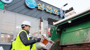 박동식 사천시장, 환경미화원과 쓰레기 수거활동 전개...현장중심 민생소통