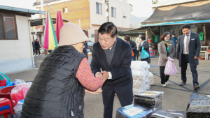 이상근 고성군수, 민·관과 함께하는 전통시장 장보기…경제 활성화에 동참