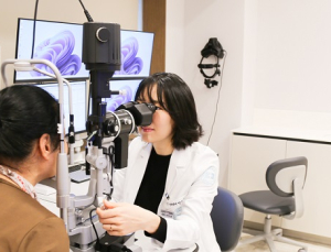 어두운 곳에서 스마트폰 오래 하면 눈 건강 치명적 [건강 나침반]